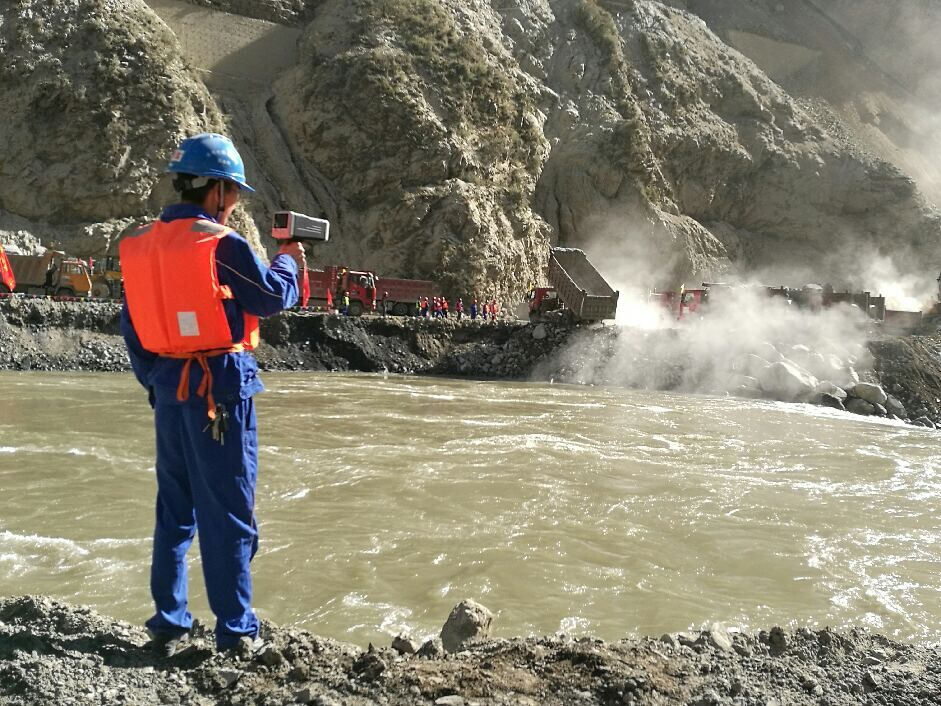 手持式電波雷達(dá)流速儀防汛抗現(xiàn)場照片 手持式電波雷達(dá)流速儀防汛抗現(xiàn)場照片